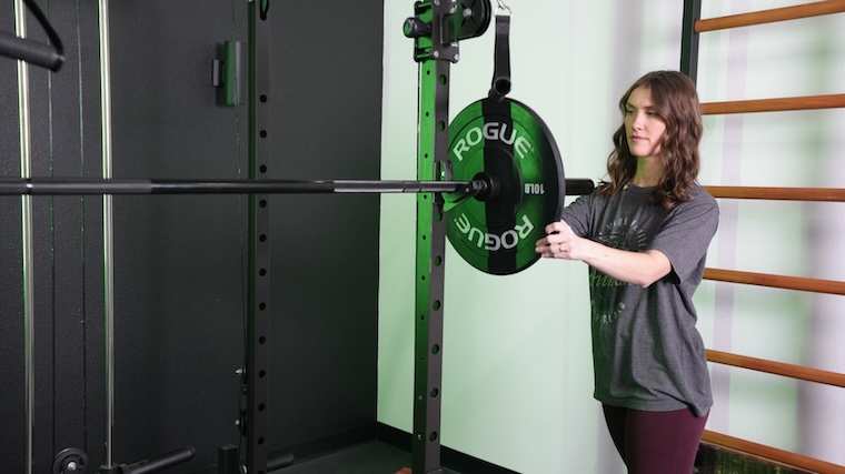 Our tester unloading the Major Fitness 20kg 7’ Home Gym Barbell