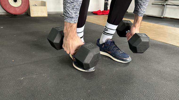 A BarBend tester using a Tractor Supply mat in their gym.